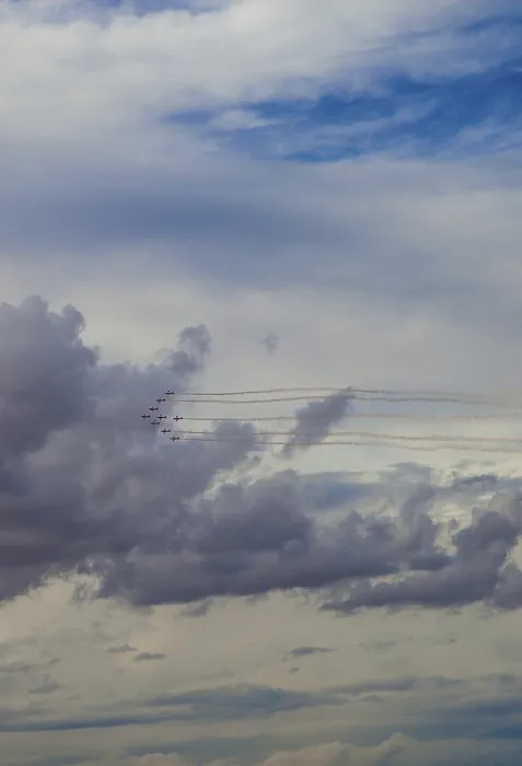 Gerahmter Druck : Aerobatische Jets schweben durch eine dramatische. Gerahmter Druck : Aerobatische Jets schweben durch eine dramatische.