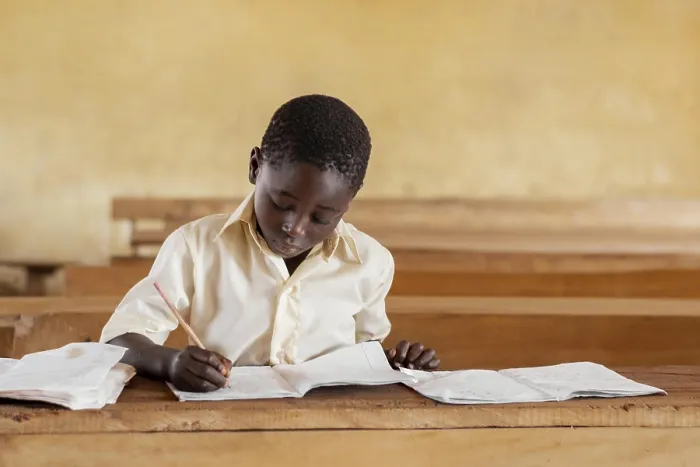 Gerahmter Druck : Afrikanischer Schüler in Klasse 3. Gerahmter Druck : Afrikanischer Schüler in Klasse 3.