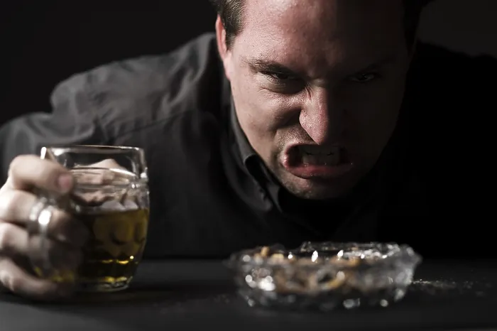 Gerahmter Druck : Ein Mann mit Bier trinkend Gerahmter Druck : Ein Mann mit Bier trinkend