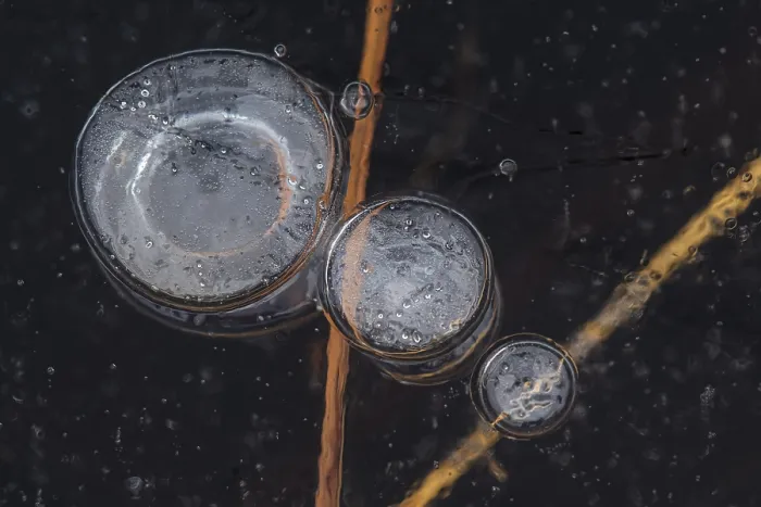 Gerahmter Druck : Luftblasen in der Eisschicht, abstrakt. Gerahmter Druck : Luftblasen in der Eisschicht, abstrakt.