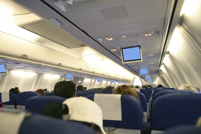 Gerahmter Druck : Flugzeug mit Passagieren innenansicht. Gerahmter Druck : Flugzeug mit Passagieren innenansicht.