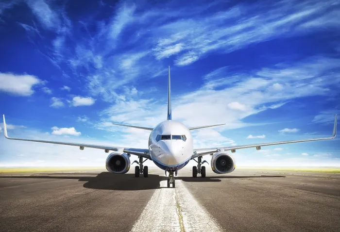 Gerahmter Druck : Ein Flugzeug auf einer Startbahn ist bereit zum Abheben. Gerahmter Druck : Ein Flugzeug auf einer Startbahn ist bereit zum Abheben.