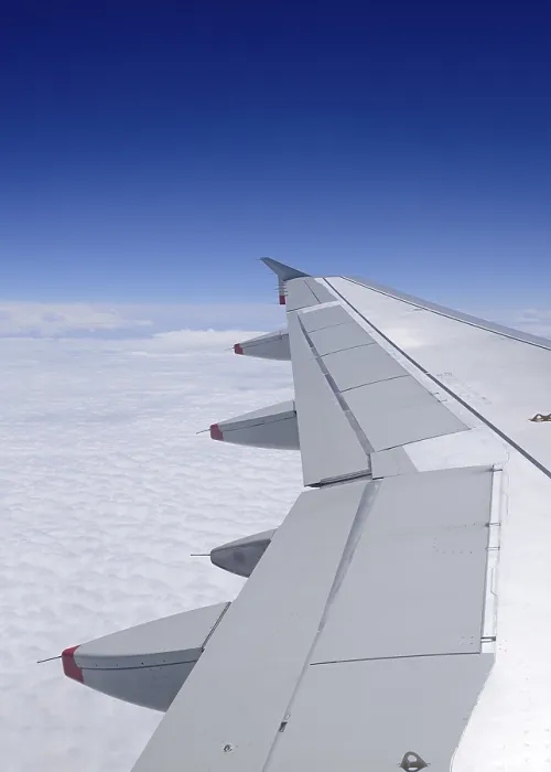 Gerahmter Druck : Flügel eines Flugzeugs in der Luft über weißen Wolken. Gerahmter Druck : Flügel eines Flugzeugs in der Luft über weißen Wolken.
