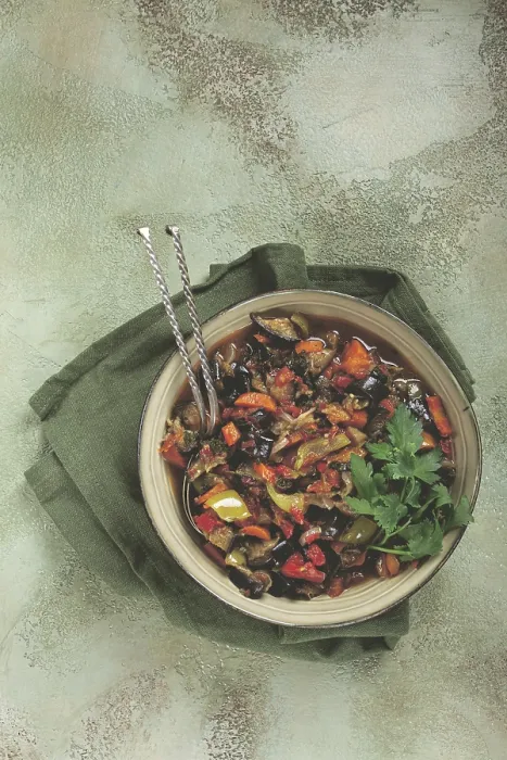 Gerahmter Druck : Ajapsandali, kalte Vorspeise, Gemüse-Stew Gerahmter Druck : Ajapsandali, kalte Vorspeise, Gemüse-Stew