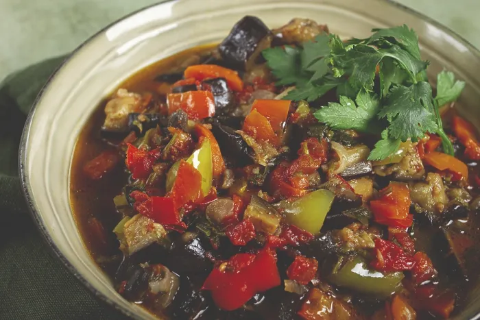 Gerahmter Druck : Ajapsandali, kalte Vorspeise, Gemüse-Stew Gerahmter Druck : Ajapsandali, kalte Vorspeise, Gemüse-Stew