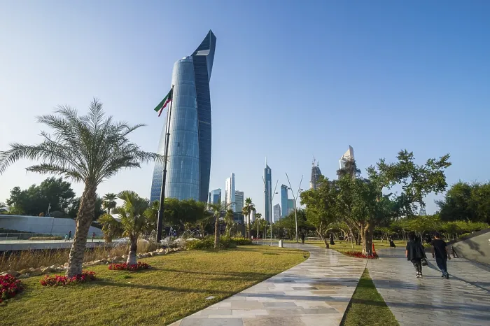 Gerahmter Druck : Al Hamra-Turm und der Al Shaheed Park Gerahmter Druck : Al Hamra-Turm und der Al Shaheed Park