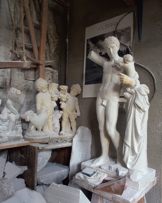 Gerahmter Druck : Alabasteratelier, Figuren aus Alabaster. Gerahmter Druck : Alabasteratelier, Figuren aus Alabaster.