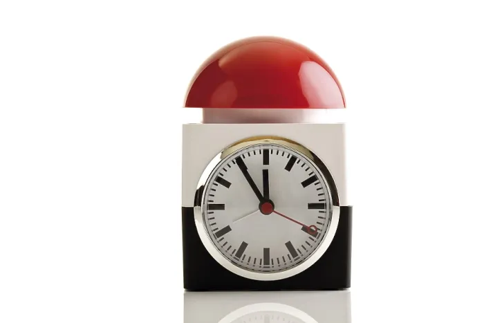 Gerahmter Druck : Wecker mit rotem Stop-Button. Gerahmter Druck : Wecker mit rotem Stop-Button.