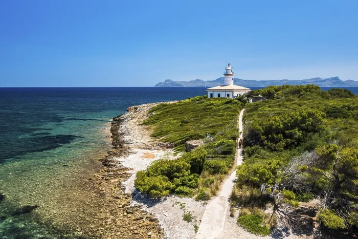 Gerahmter Druck : Leuchtturm Alcanada in Mallorca, Spanien.