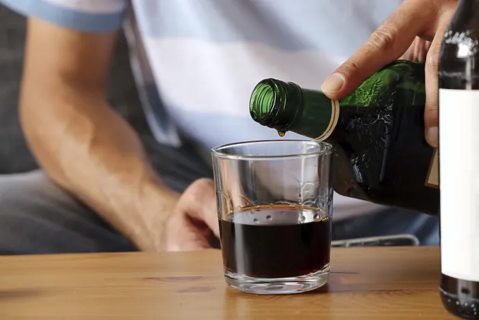 Gerahmter Druck : Ein Alkohiker wird zu Hause betrunken. Gerahmter Druck : Ein Alkohiker wird zu Hause betrunken.