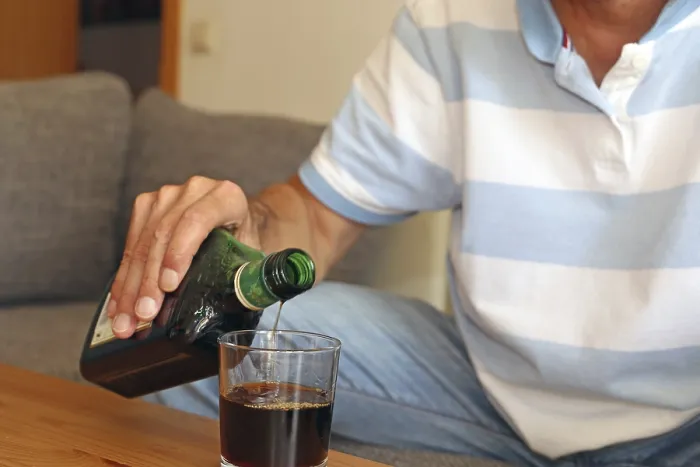 Gerahmter Druck : Ein Alkohiker wird zu Hause betrunken. Gerahmter Druck : Ein Alkohiker wird zu Hause betrunken.