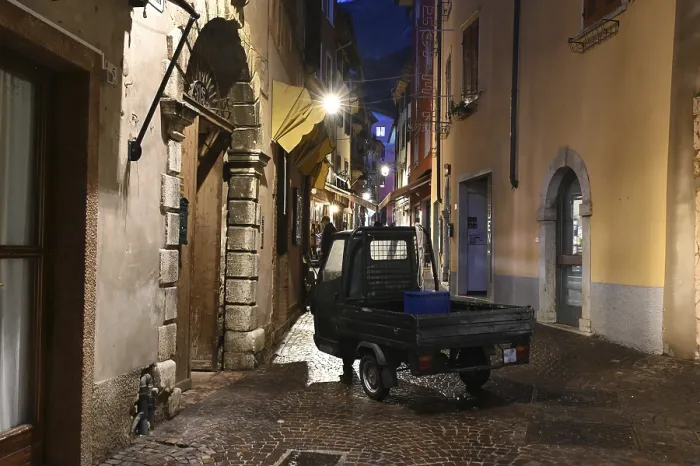 Gerahmter Druck : Gasse in Malcesine, am Abend. Gerahmter Druck : Gasse in Malcesine, am Abend.