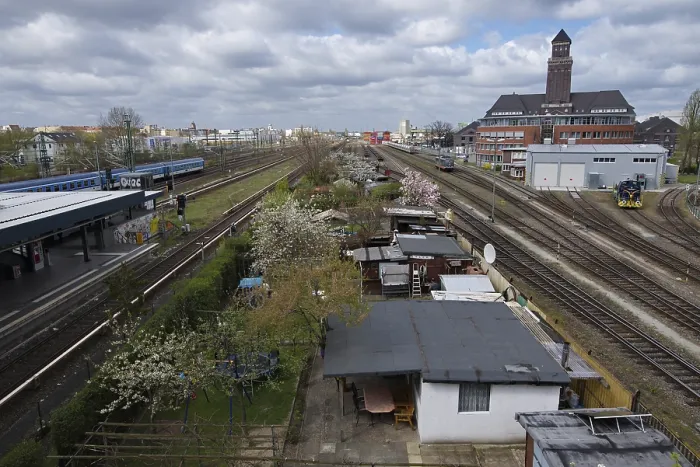 Gerahmter Druck : Frühlingsgärten zwischen den Gleisen, Westhafenbahnhof, Berlin, Deutschland