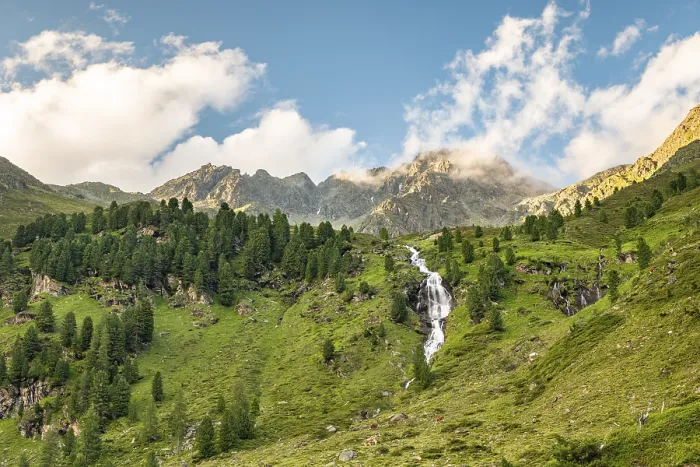 Gerahmter Druck : Alpiner Landschaft mit Wasserfall Gerahmter Druck : Alpiner Landschaft mit Wasserfall