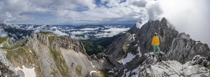 Gerahmter Druck : Alpiner Panoramablick, Wanderer auf einem Gipfel. Gerahmter Druck : Alpiner Panoramablick, Wanderer auf einem Gipfel.