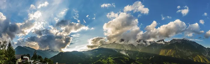 Gerahmter Druck : Alpiner Panoramablick mit Wolkenhimmel. Gerahmter Druck : Alpiner Panoramablick mit Wolkenhimmel.