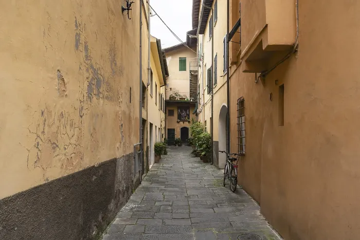 Gerahmter Druck : Alte, gemütliche Straße in Lucca Gerahmter Druck : Alte, gemütliche Straße in Lucca
