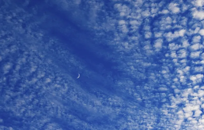 Gerahmter Druck : Altocumuluswolken mit abnehmender Mond.