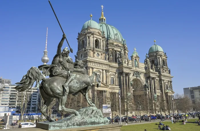 Gerahmter Druck : Amazon auf dem Pferd, Berliner Dom Gerahmter Druck : Amazon auf dem Pferd, Berliner Dom