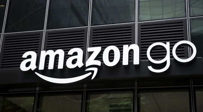 Gerahmter Druck : Amazon Go Lettering auf einer Gebäudefassade. Gerahmter Druck : Amazon Go Lettering auf einer Gebäudefassade.