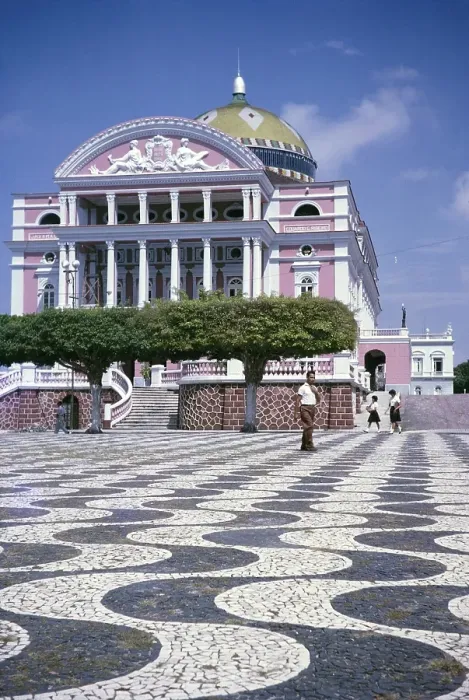 Gerahmter Druck : Das Amazonas-Theater, 1895 erbaut, Teatro Amazonas, historisches Opernhaus, Manaus, Brasilien 1962 Architekt Celestial Sacardim Architektur aus der Belle Époque der rubberindustrie des 19. Jahrhunderts Gerahmter Druck : Das Amazonas-Theater, 1895 erbaut, Teatro Amazonas, historisches Opernhaus, Manaus, Brasilien 1962 Architekt Celestial Sacardim Architektur aus der Belle Époque der rubberindustrie des 19. Jahrhunderts