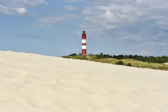 Gerahmter Druck : Leuchtturm Amrum hinter einer Sanddüne. Gerahmter Druck : Leuchtturm Amrum hinter einer Sanddüne.