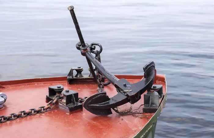 Gerahmter Druck : Anker an der Bordwand eines kleinen Schiffes. Gerahmter Druck : Anker an der Bordwand eines kleinen Schiffes.