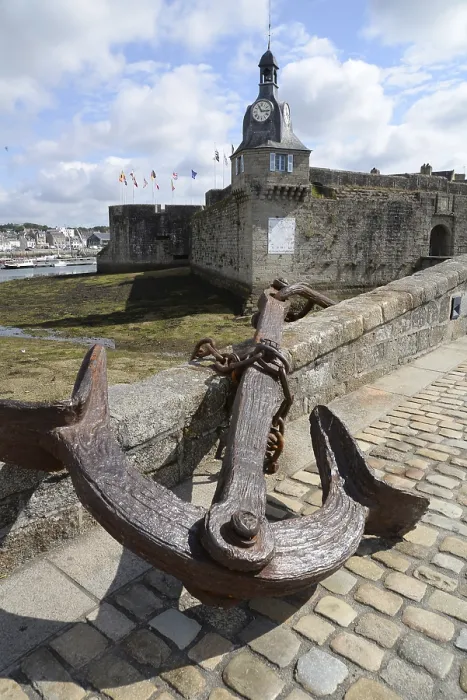 Gerahmter Druck : Anker und Turm in Concarneau, Bretagne. Gerahmter Druck : Anker und Turm in Concarneau, Bretagne.