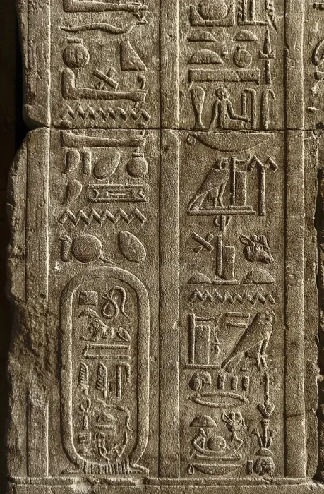 Gerahmter Druck : Alte ägyptische Hieroglyphen auf Wand eines Tempels. Gerahmter Druck : Alte ägyptische Hieroglyphen auf Wand eines Tempels.