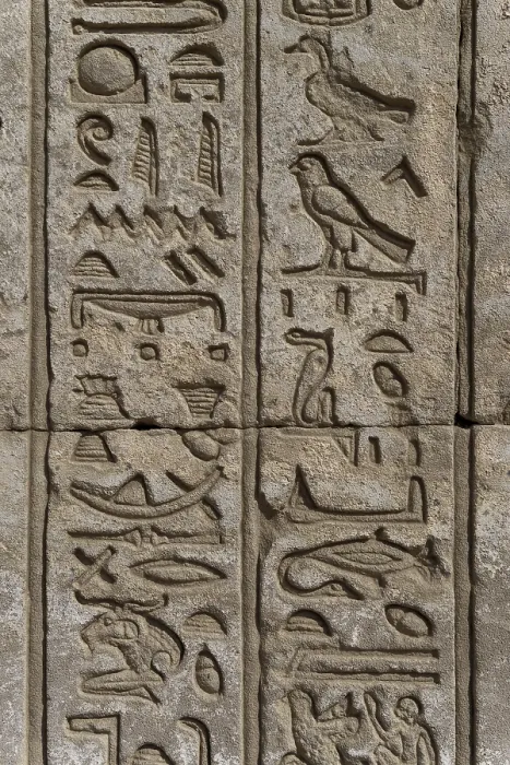 Gerahmter Druck : Alte ägyptische Hieroglyphen auf Wand in Tempel. Gerahmter Druck : Alte ägyptische Hieroglyphen auf Wand in Tempel.