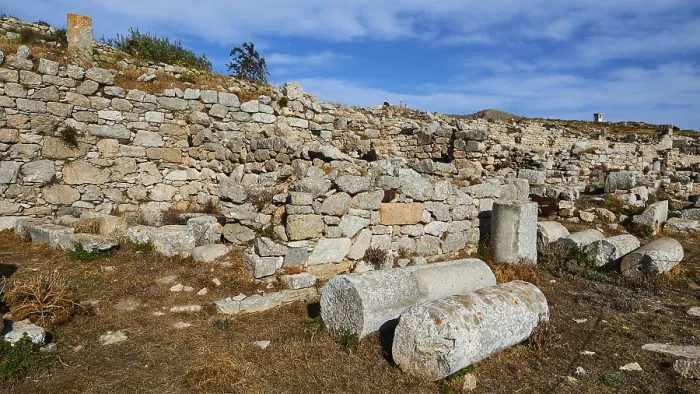 Gerahmter Druck : Alte Mauer, liegende Säulen. Gerahmter Druck : Alte Mauer, liegende Säulen.