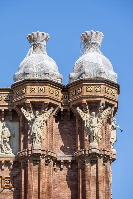 Gerahmter Druck : Engelfiguren auf einer Fassade.