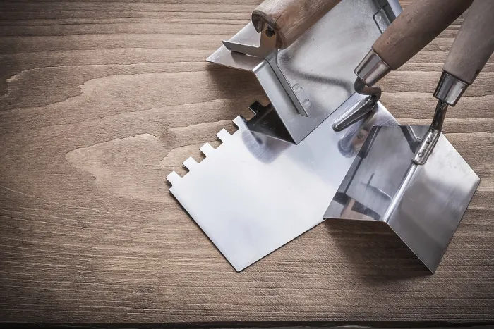 Gerahmter Druck : Zwei Winkelschleifer und Putzmeißel. Gerahmter Druck : Zwei Winkelschleifer und Putzmeißel.