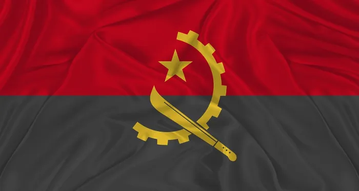 Gerahmter Druck : Angolanische Flagge mit Stofftextur Gerahmter Druck : Angolanische Flagge mit Stofftextur