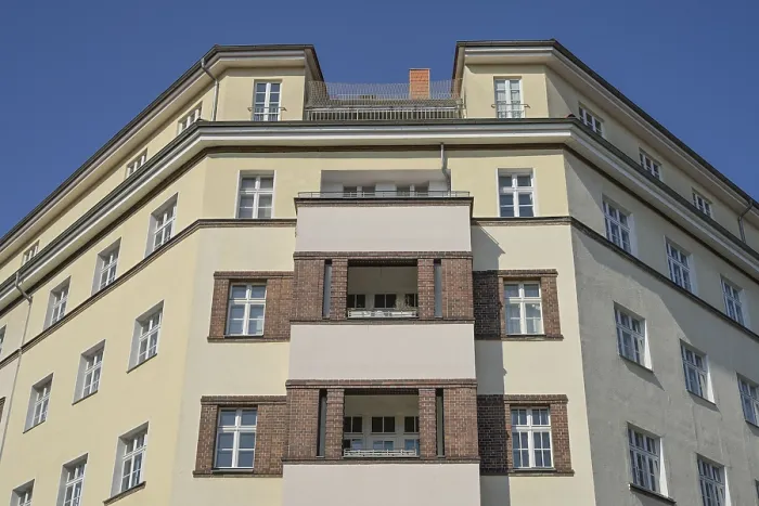 Gerahmter Druck : Wohnblock aus den 1920er Jahren