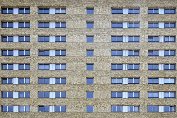 Gerahmter Druck : Wohnblockfassade und Fenster Gerahmter Druck : Wohnblockfassade und Fenster