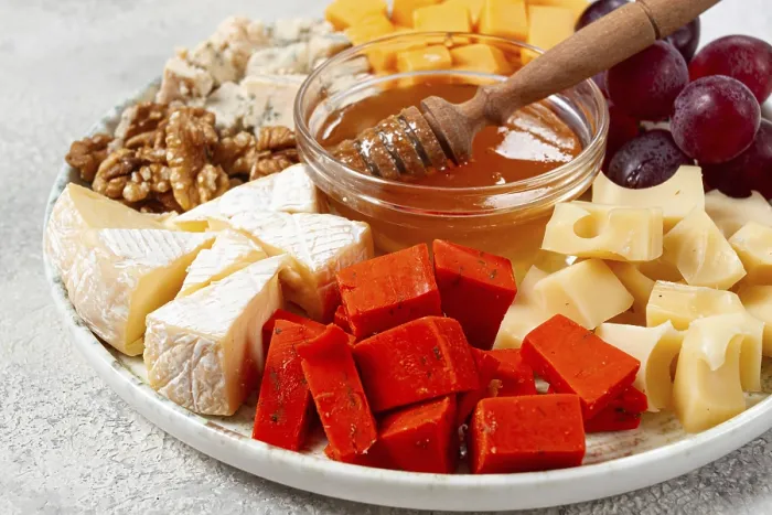Gerahmter Druck : Vorspeise, assorted Käse, mit Nüssen und Honig. Gerahmter Druck : Vorspeise, assorted Käse, mit Nüssen und Honig.
