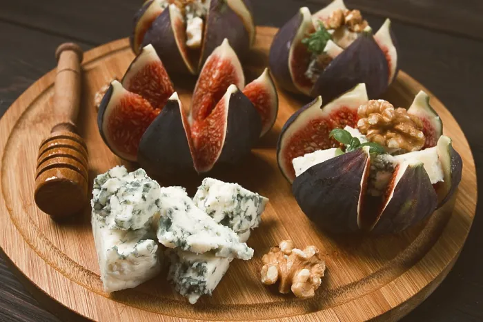 Gerahmter Druck : Vorspeise, Figs mit Blauschimmelkäse. Gerahmter Druck : Vorspeise, Figs mit Blauschimmelkäse.
