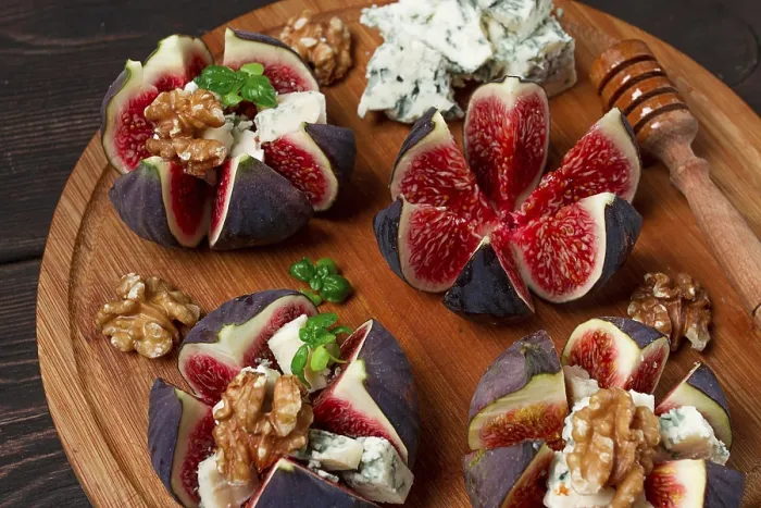 Gerahmter Druck : Vorspeise, Figs mit Blauschimmelkäse. Gerahmter Druck : Vorspeise, Figs mit Blauschimmelkäse.