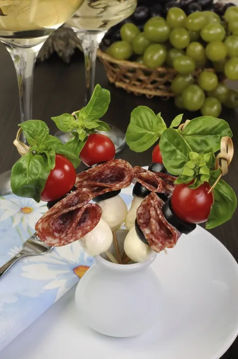 Gerahmter Druck : Vorspeise aus Salami mit Mozzarella Gerahmter Druck : Vorspeise aus Salami mit Mozzarella