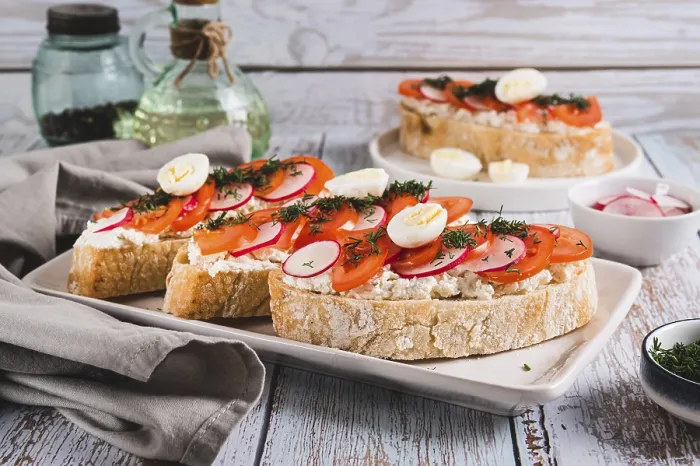 Gerahmter Druck : Leckeres Bruschetta mit Ricotta Gerahmter Druck : Leckeres Bruschetta mit Ricotta