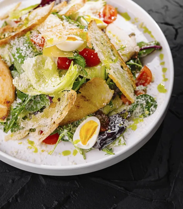 Gerahmter Druck : Leckeres Caesar-Salat mit Croûtons. Gerahmter Druck : Leckeres Caesar-Salat mit Croûtons.