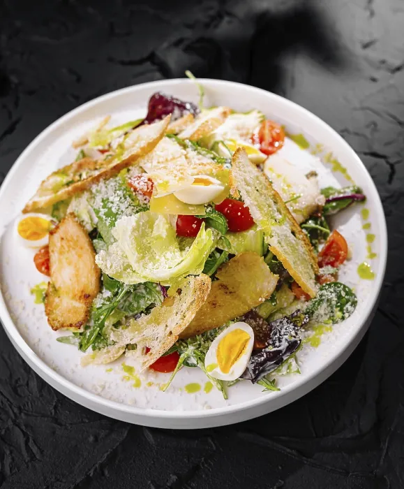 Gerahmter Druck : Ein leckeres Caesar-Salat mit Croûtons. Gerahmter Druck : Ein leckeres Caesar-Salat mit Croûtons.