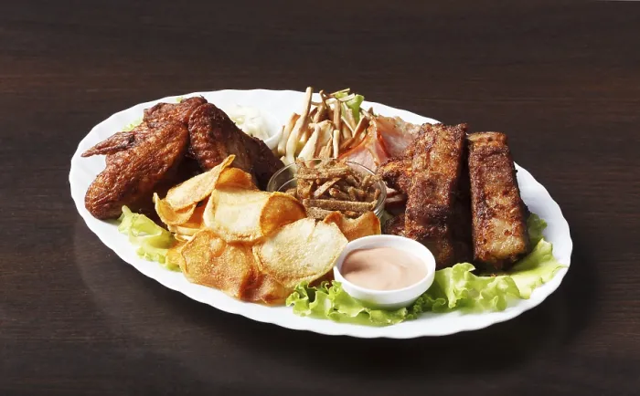Gerahmter Druck : Leckere würzige Snacks mit Sauce. Gerahmter Druck : Leckere würzige Snacks mit Sauce.