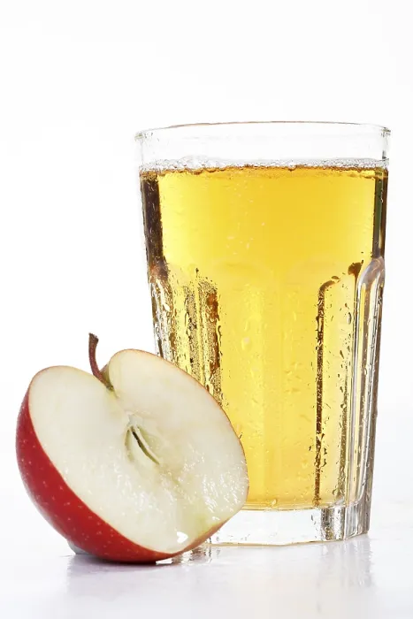 Gerahmter Druck : Apfelsaft in einer Karaffe mit Apfel. Gerahmter Druck : Apfelsaft in einer Karaffe mit Apfel.