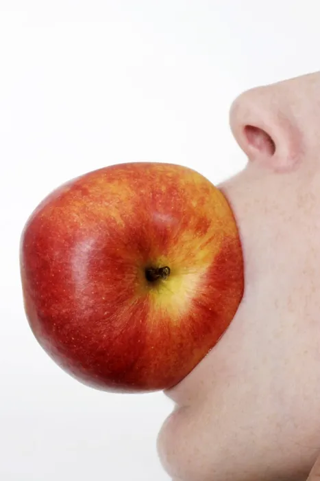 Gerahmter Druck : Apfel im Mund.