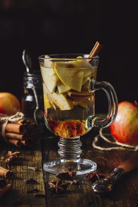 Gerahmter Druck : Apfelmulledrinks mit verschiedenen Gewürzen Gerahmter Druck : Apfelmulledrinks mit verschiedenen Gewürzen
