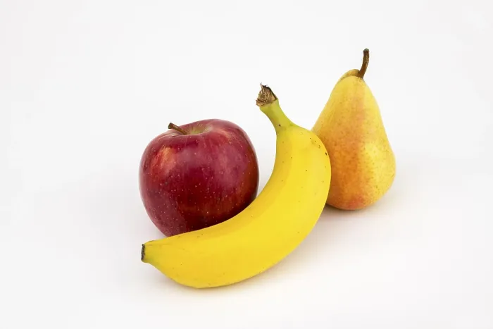Gerahmter Druck : Apfel und Birne, Studioaufnahme, weißer Hintergrund. Gerahmter Druck : Apfel und Birne, Studioaufnahme, weißer Hintergrund.