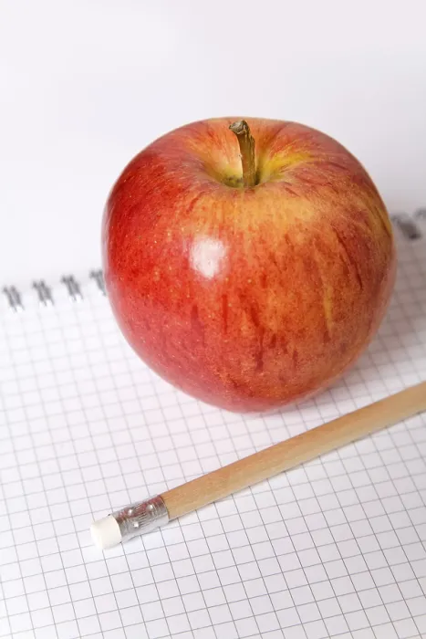 Gerahmter Druck : Apfel und ein Bleistift auf einem Notizblock. Gerahmter Druck : Apfel und ein Bleistift auf einem Notizblock.