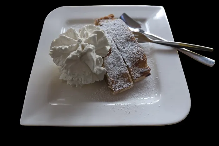 Gerahmter Druck : Apfelkuchen mit Sahne. Gerahmter Druck : Apfelkuchen mit Sahne.